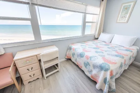 Ocean Front Complex -Beautiful Ocean Views! Can't Get Any Closer To The Ocean! Отели в г. Сателлит Бич