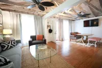 Boho Bungalow w/Private Side Porch in Downtown Bwk