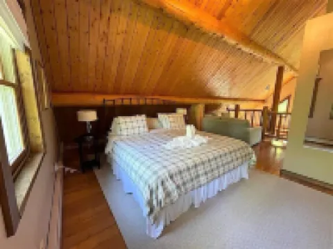 Beautiful Log Cabin Retreat on 6 Acres of Forest Only 10 Minutes to Lake Geneva. Hotels in Lyons