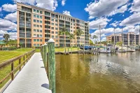 Waterfront Condo-Sleeps 6. Burnt Store Marina. Pool, Golf, boating, and more. Hotels in Burnt Store Marina