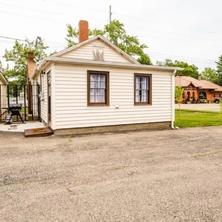 Charming/Cozy 2 BR 1 Bath steps from downtown.
