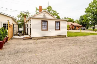 Charming/Cozy 2 BR 1 Bath steps from downtown.