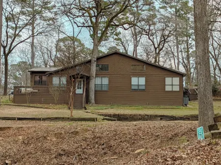 Sprawling 3-bedroom house in delightful Scroggins with WiFi, AC and lakeview