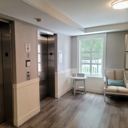 1BR Condo - Pool, free beach tram, large balcony, full kitchen, washer/dryer