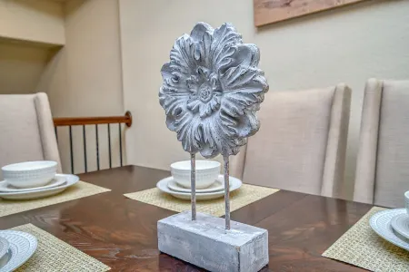 Comfort, Beauty & the Coolest Spot in Town - Shops@Legacy! 3Bdrm/Media Rm Отели рядом с достопримечательностью «TUMI Store - Legacy West»