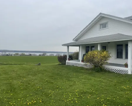 Newly Renovated Farmhouse Finger Lakes Hotels in Seneca County