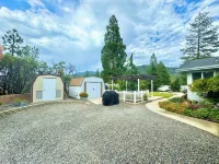 Yosemite Ranch 13 miles to South Gate Entrance , 1 Acre with Game Room Hotels near Designs By Christine