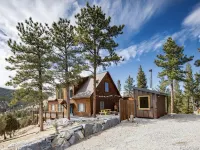 Mountain Liv’n Modern 100% Off-grid Home with Amazing Views Hotels near Chicago Creek Waterfall