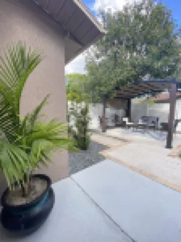 Cheerful 1 bedroom guest suite with pool and yard