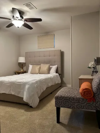 Entire walkout basement near shopping and dining Отели в г. Торнтон