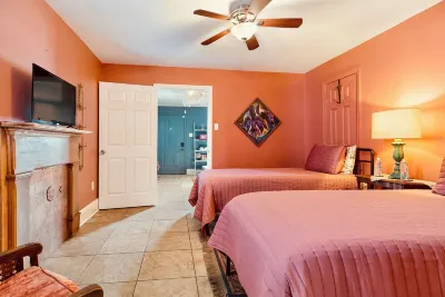 Charming Creole Cottage Safe, Parking, Privacy, Fenced Family Friend  or Groups, Hotels in Garden District