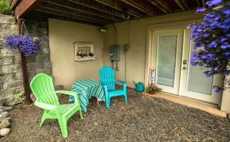 Otter Stop Inn! Ocean and mountain views from every window!