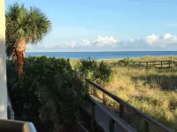 Outstanding Location!! Right on the Beach, 1 Bed, 2 Bath Condo, Gulf Strand #203 Các khách sạn ở Saint Pete Beach