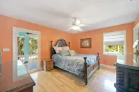 Island Home within the Pines and Palms; Kayaks, Bikes, and Inviting Porches~