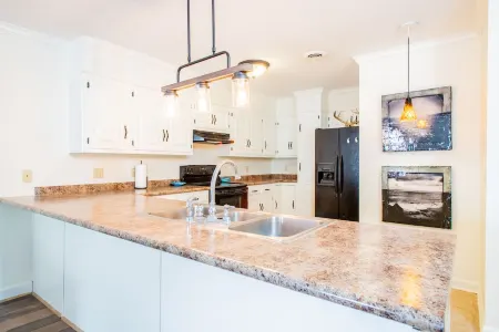 OXFORD PRIME LOCATION / ON THE SQUARE!! WALKING DISTANCE TO CAMPUS