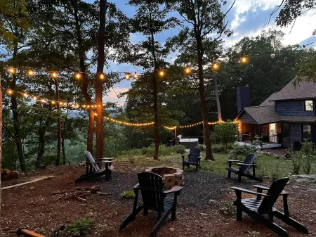 Luxury mountain cabin W/ hot tub & majestic views