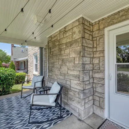King Bed - Full Kitchen! 1.5 Blocks to Ims and Only 5 Miles to Downtown!