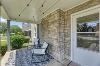 King Bed - Full Kitchen! 1.5 Blocks to Ims and Only 5 Miles to Downtown! Hotels in Speedway