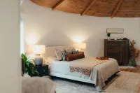 The Grain Binn: Lux / hot tub / unique stay/ king bed / gas fireplace