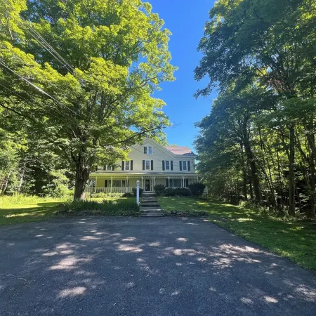 GREAT FOR FAMILIES! 3 MINUTE WALK TO MAIN STREET & 1 MILE FROM WINDHAM SKI MT.