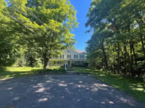 GREAT FOR FAMILIES! 3 MINUTE WALK TO MAIN STREET & 1 MILE FROM WINDHAM SKI MT.