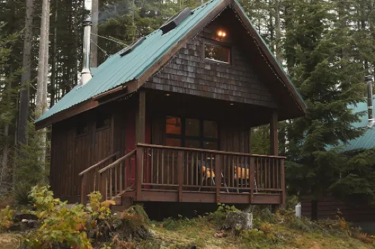 The Loft @ SkyCamp: Romantic Cabin near Stevens Pass, fit for two