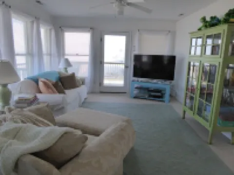 Quiet North Beach Oceanfront Steps to Private Beach 4 Night Min Stays Available