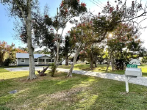 Water view Home with Dock on  Canal with access to Lake! 오키초비 호텔