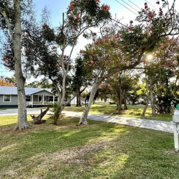 Water view Home with Dock on  Canal with access to Lake! Отели в г. Окичоби