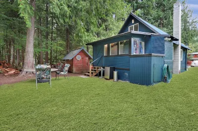 Little Blue House near Crystal Mountain & Mount Rainier