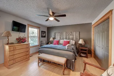 Serene Rustic Haven, Huge Yard & Decks , ZenDen Hotels near The Vitamin Shoppe
