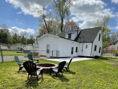 Spacious cottage by lake & walking trails, 1 mile from downtown Shipshe.