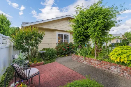 WE ARE A CHARMING DUPLEX/ 2 HOMES 4 BEDROOM 4 BATH /2 GARAGES +EV