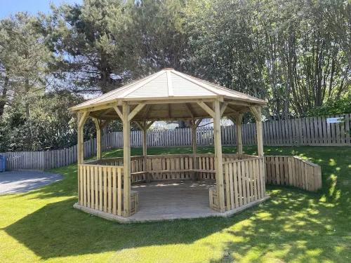 Delightful 2-Bed Holiday Home On The Welsh Coast
