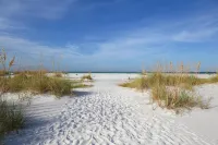 BEST LOCATION! NORTH END OF ANNA MARIA, FL , STEPS TO BEACH & DINING - UNIT A