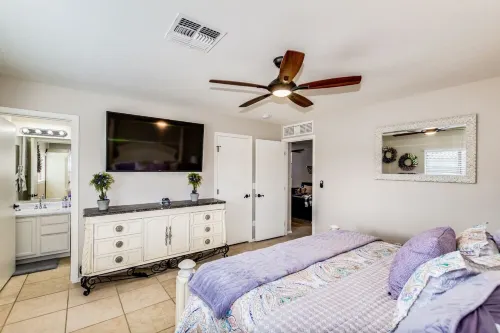 Family-Friendly Luxury ~ 1-Level Remodel, King Suite, BBQ Pergola & Golf Nearby