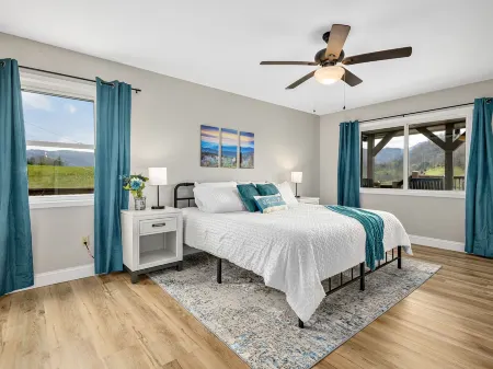 NEW Breathtaking Views, Arcade and Hot Tub in a Peaceful Mountain View Retreat