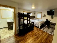 Comfy Duplex unit B great for families and small groups, sleeps up to 7 Hotels in Sitka