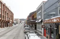 Hello Summer! Gorgeous 1 Bdrm on Main Street!