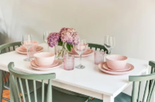 Walk to Beach! King Bed & Free Beach Passes