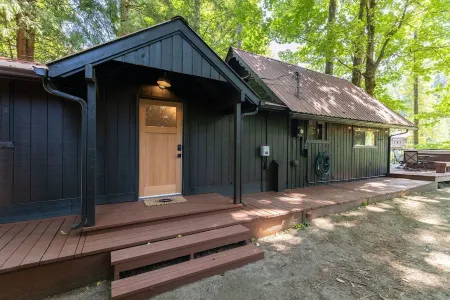 Cozy Riverfront Retreat W/ Hot Tub & Epic Mt Index Views