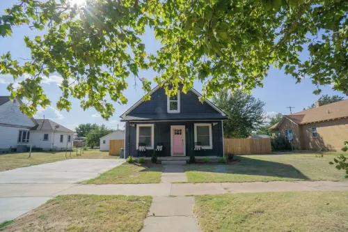 Blue house on 5th! Arcade room, fire pit, privacy fenced yard, and more!! - พร้อมWifi