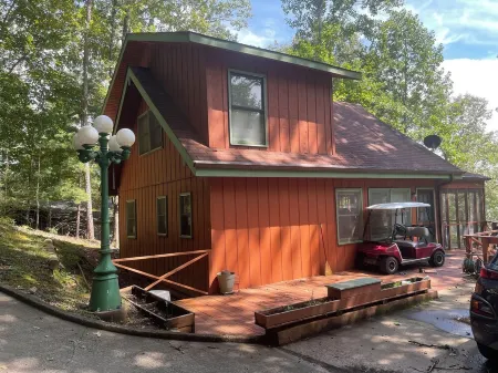 Charming 2-bedroom cabin with WiFi in the the Smokey Mountains