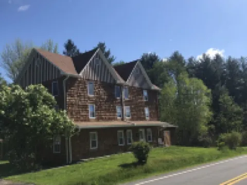 Gedney House Apt. 2: Only 8 Minutes to Bethel Woods! Newly Remodeled! Hotels in Delaware