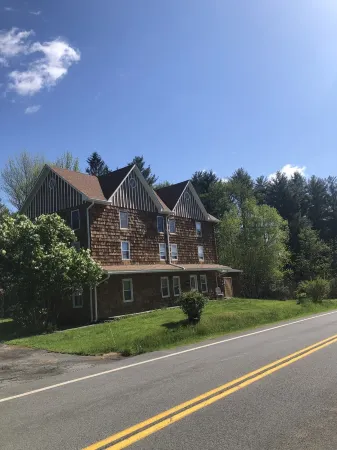 Gedney House Apt. 2: Only 8 Minutes to Bethel Woods! Newly Remodeled!