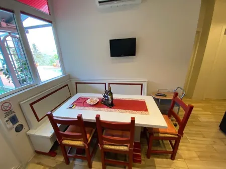 NiGiNo house sleeps 6, private pool and garden