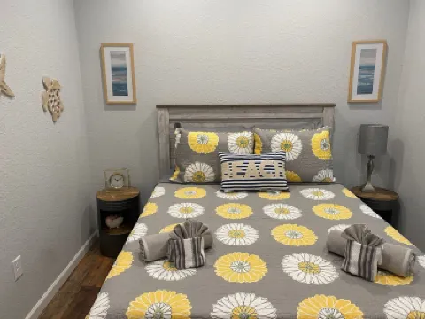 Perfect beach Retreat for 4 with Great Location! Ocean Star Offshore Drilling Rig & Museum周辺のホテル