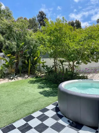 Cozy, Spacious, Family-Friendly + LARGE YARD W/ HOT TUB ~by all attractions! Отели рядом с достопримечательностью «Департмент оф Электрикал энд Компьютер Инжиниринг»