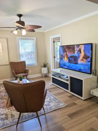 Center of Wilmington-Zen on 42nd-fully fenced yard-Pets ok Отели рядом с достопримечательностью «Университет Северная Каролина в Уилмингтон»