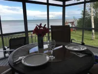 Lakefront home on breathtaking Lake Huron. 허런 카운티 호텔